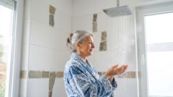 Hygiene After 65: It’s Not Daily or Weekly Showers Experts Reveal What Truly Protects Aging Skin