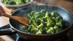 Neither boiled nor raw : the best way to cook broccoli to preserve maximum antioxidant vitamins
