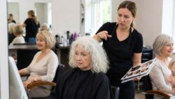 Hairstyles After 70: A Hairdresser Warns the Worst Mistake That Triggers the “Grandma Hair” Effect